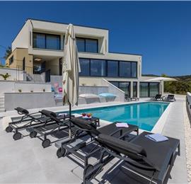 4 bedroom villa with heated pool and sea view in Vinišće, sleeps 8